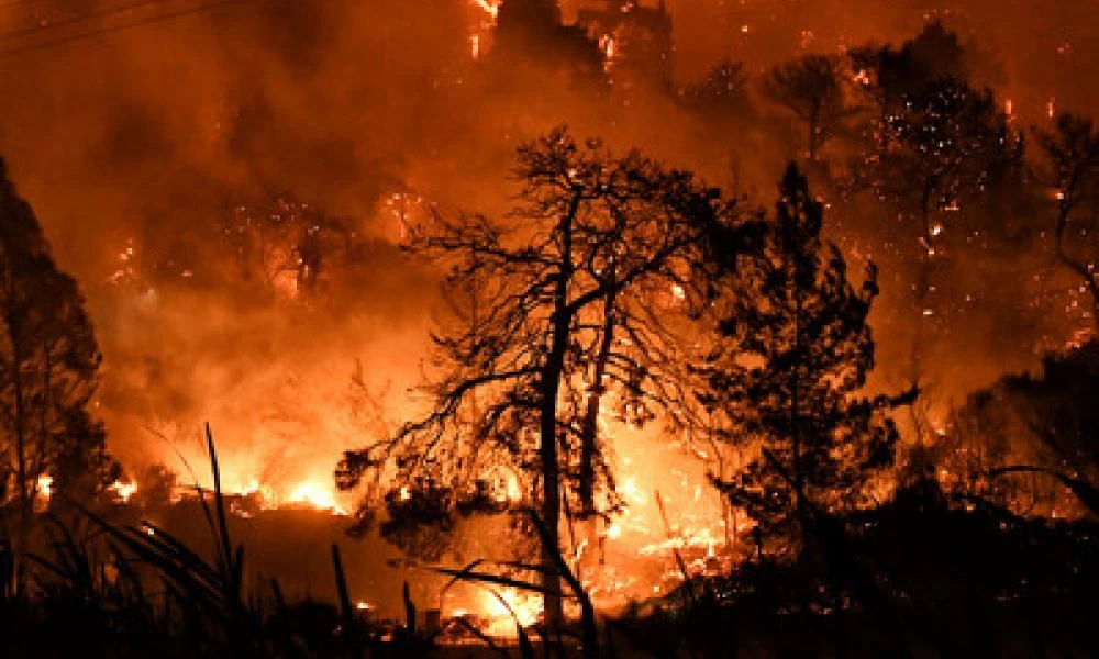 Πυρκαγιά σε εξέλιξη τώρα στο Κιάτο - Κοντά σε σπίτια οι φλόγες